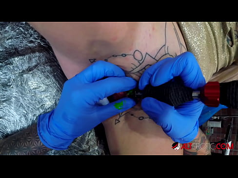 ❤️ Sully Savage mai tsananin jarfa ta yi tattoo a kan kwarin ta ️ Batsa kawai ❌